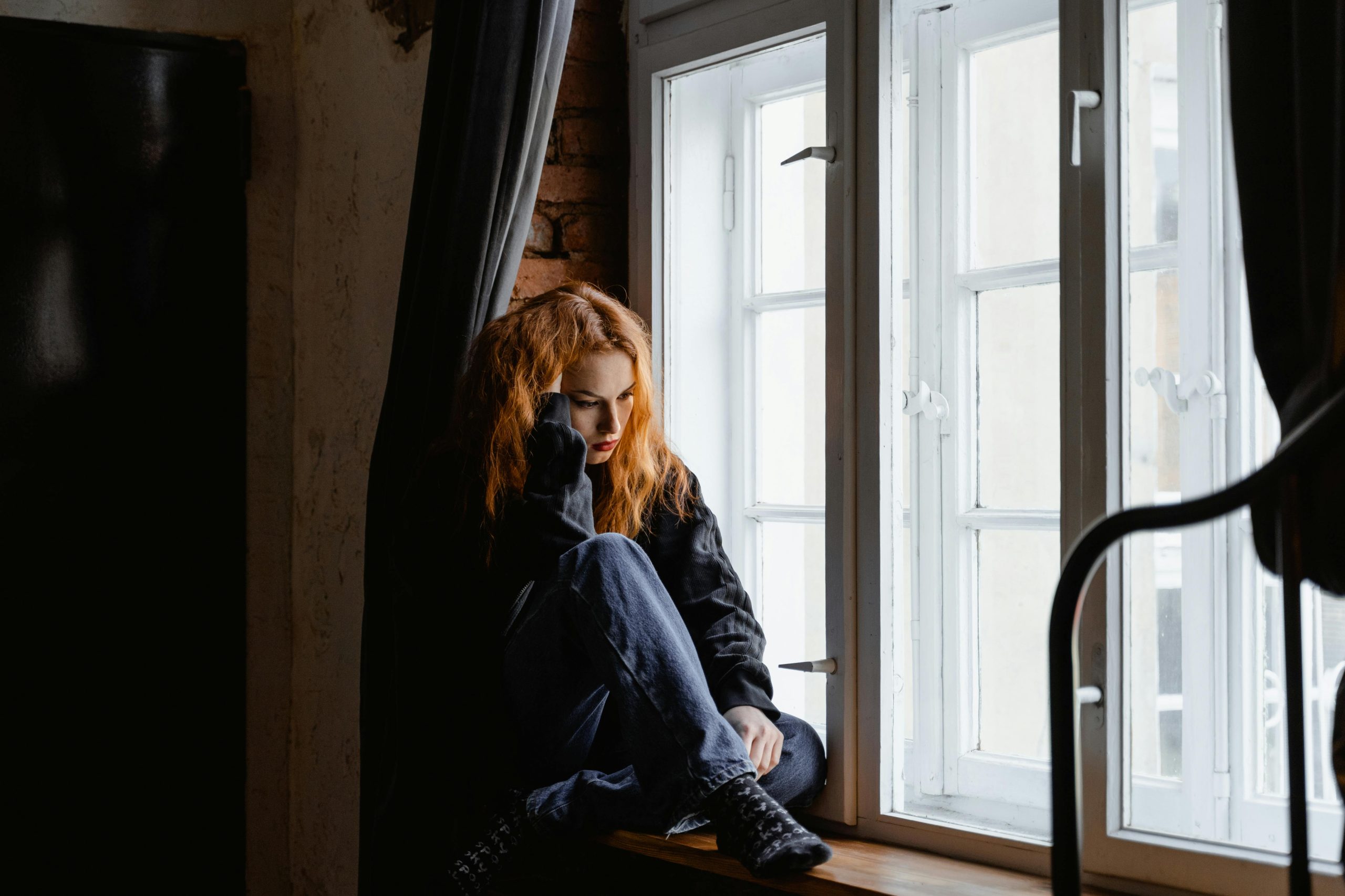 dependencia emocional, mujer con apego no seguro