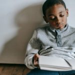 Niño agotado con tantas actividades teniendo estrés infantil