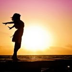 Mujer feliz en fondo de naturaleza desarrollo personal