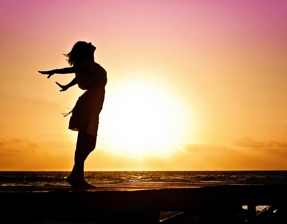 Mujer feliz en fondo de naturaleza desarrollo personal