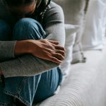 Persona sufriendo ansiedad y depresion