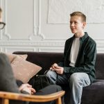 persona recibiendo terapia psicologica salud mental