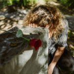 mujer llorando duelo emocional