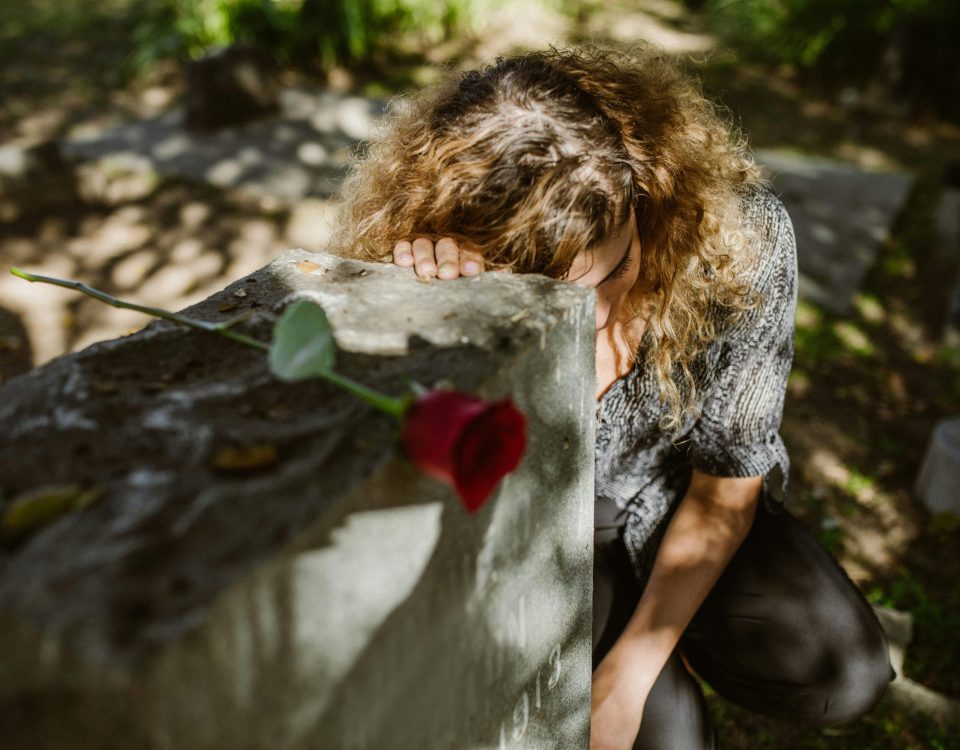 mujer llorando duelo emocional