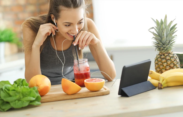 mujer en consulta nutricional virtual